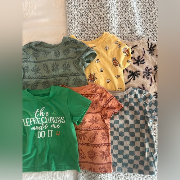 LIKE NEW BUNDLE Boys Old Navy Short Sleeve Tees - Picture 1 of 4